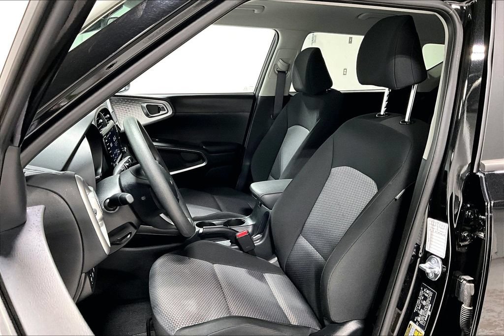 Used 2025 Kia Soul LX w/ LX Technology Package FWD image 31
