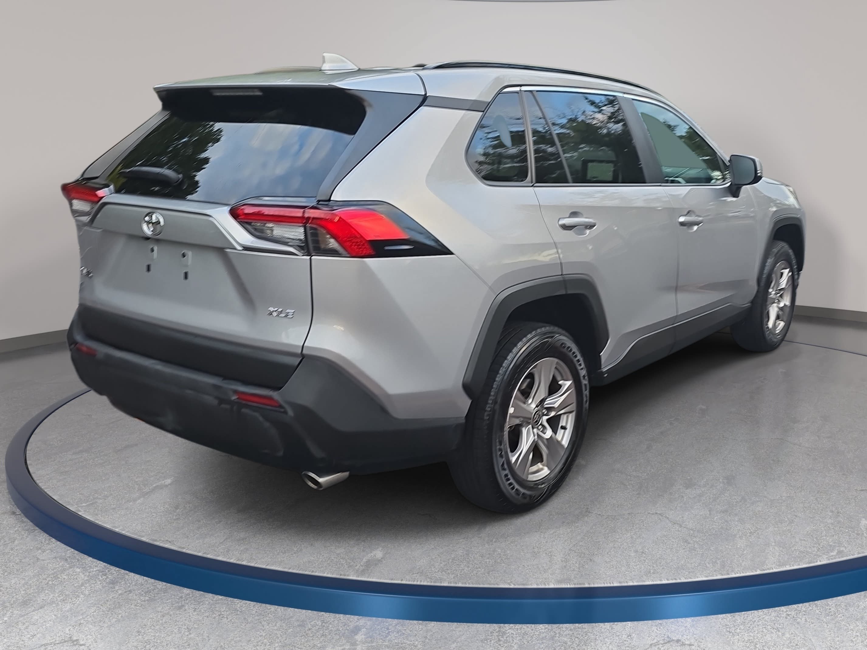Used 2024 Toyota RAV4 XLE FWD image 5