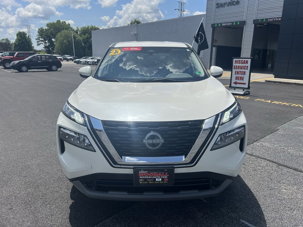 Used 2023 Nissan Rogue SV image 2