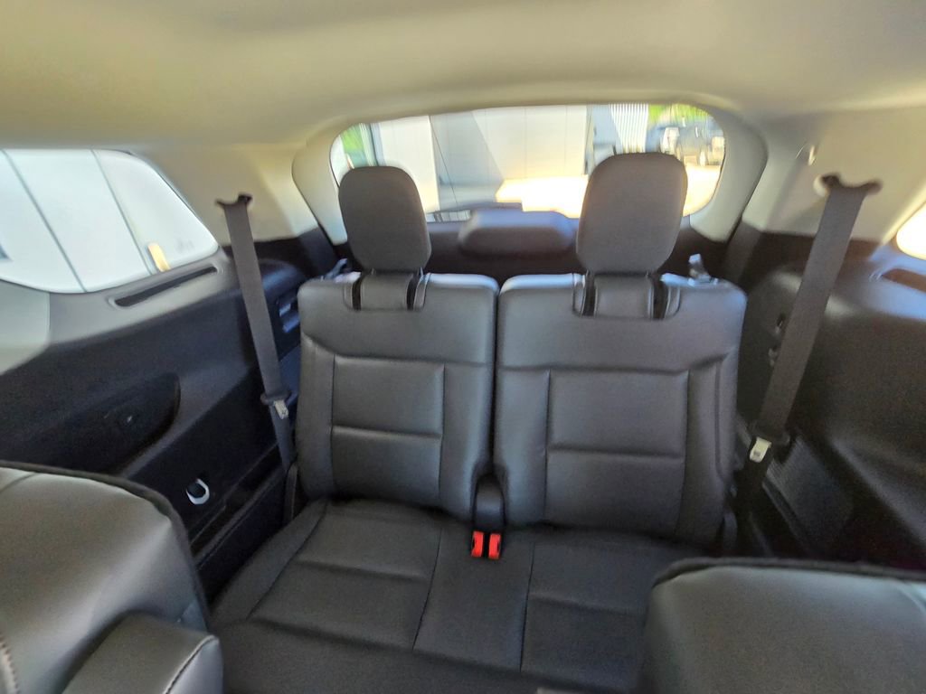 Used 2025 Ford Explorer Active w/ Active Comfort Package image 17