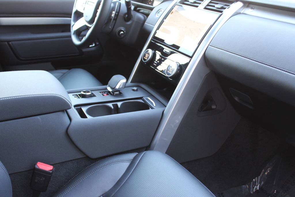 Used 2025 Land Rover Discovery Dynamic SE image 28