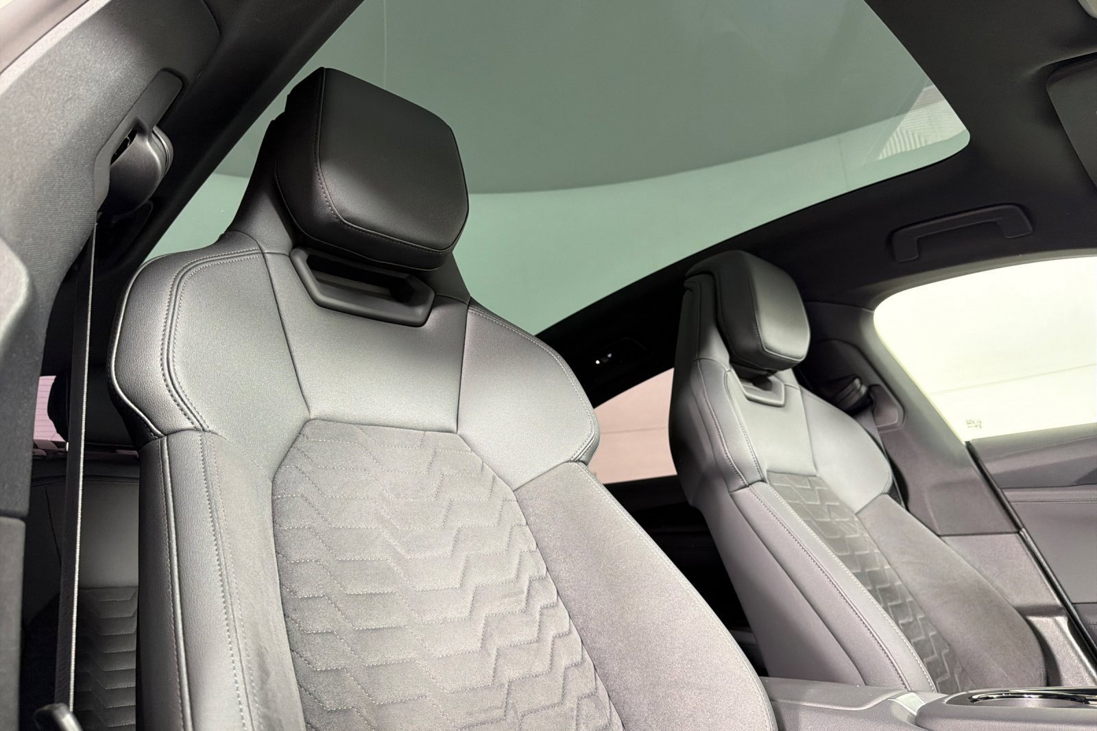 Used 2024 Audi e-tron GT Premium Plus image 15