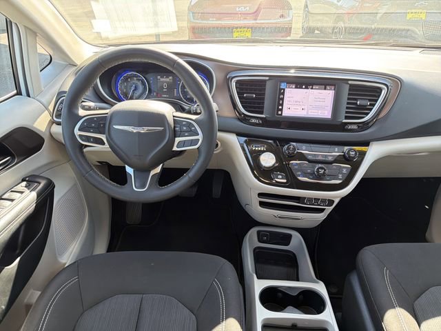 Used 2022 Chrysler Voyager LX FWD image 13