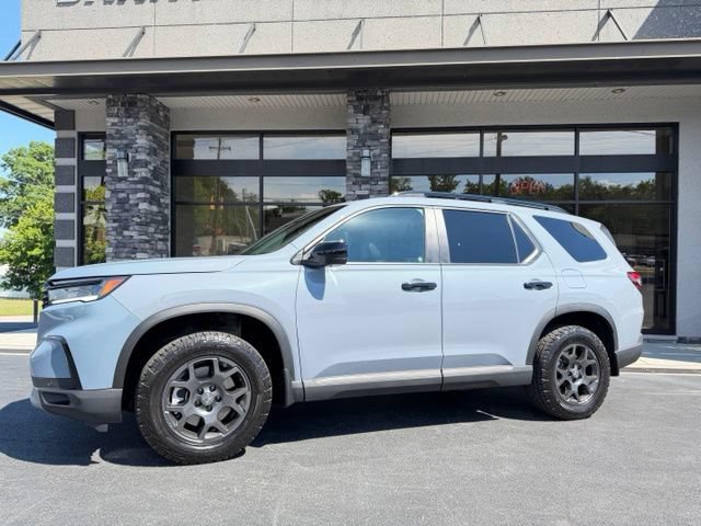 Used 2025 Honda Pilot TrailSport image 17