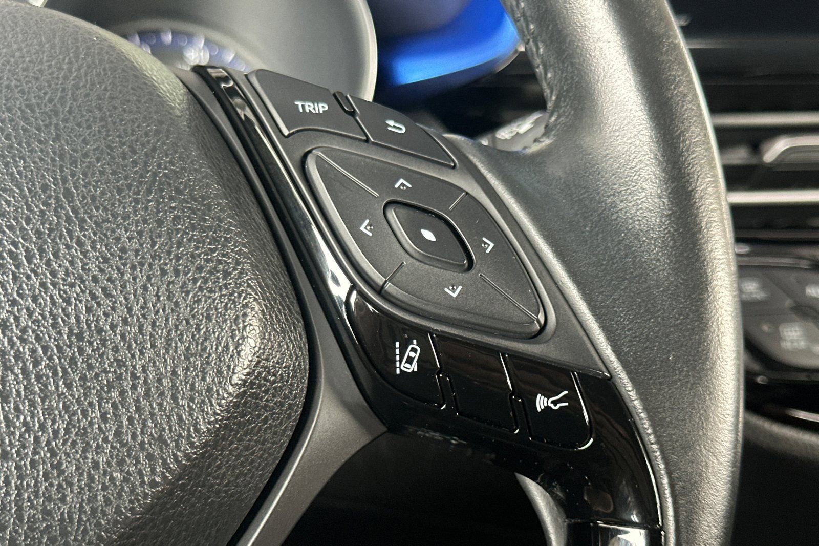 Certified 2020 Toyota C-HR XLE image 28
