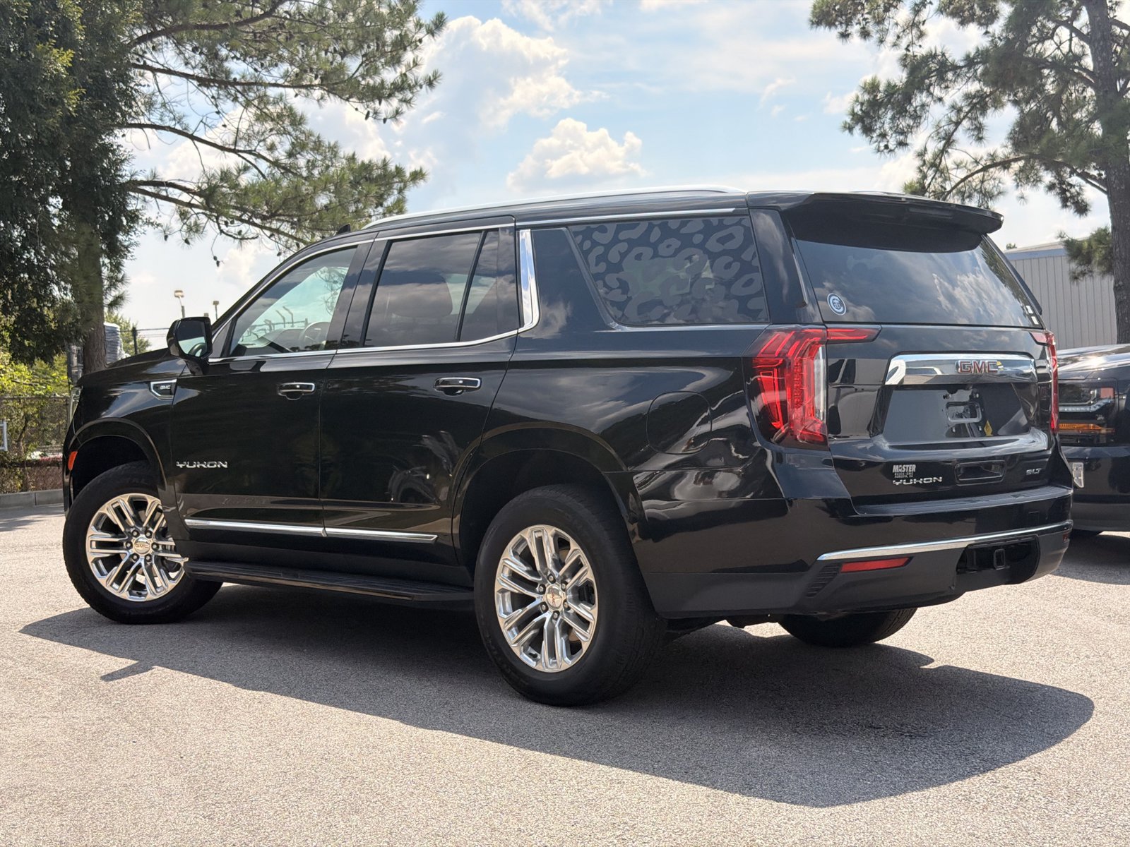 Used 2023 GMC Yukon SLT RWD image 10