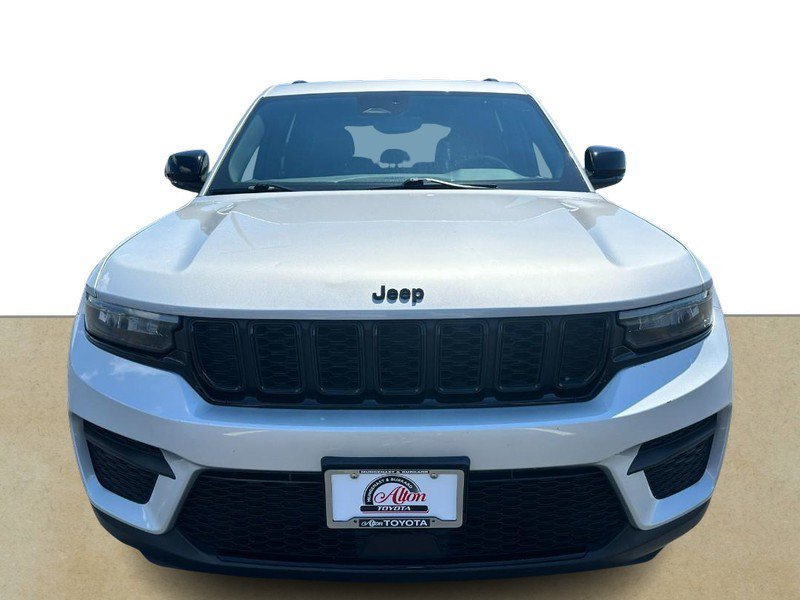 Used 2024 Jeep Grand Cherokee Altitude AWD/4WD image 9