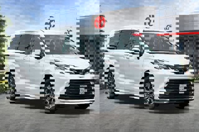 Used 2023 Toyota Sienna LE image 2