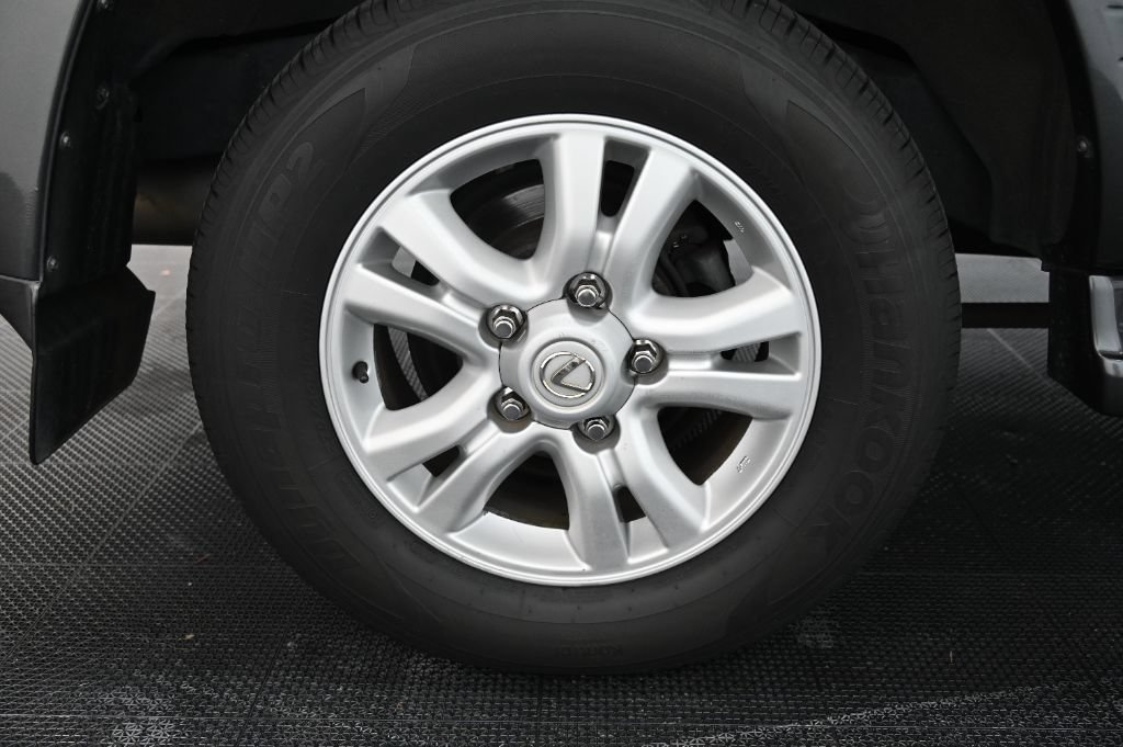 Used 2004 Lexus LX 470 4WD w/ Preferred Accessory Pkg image 52