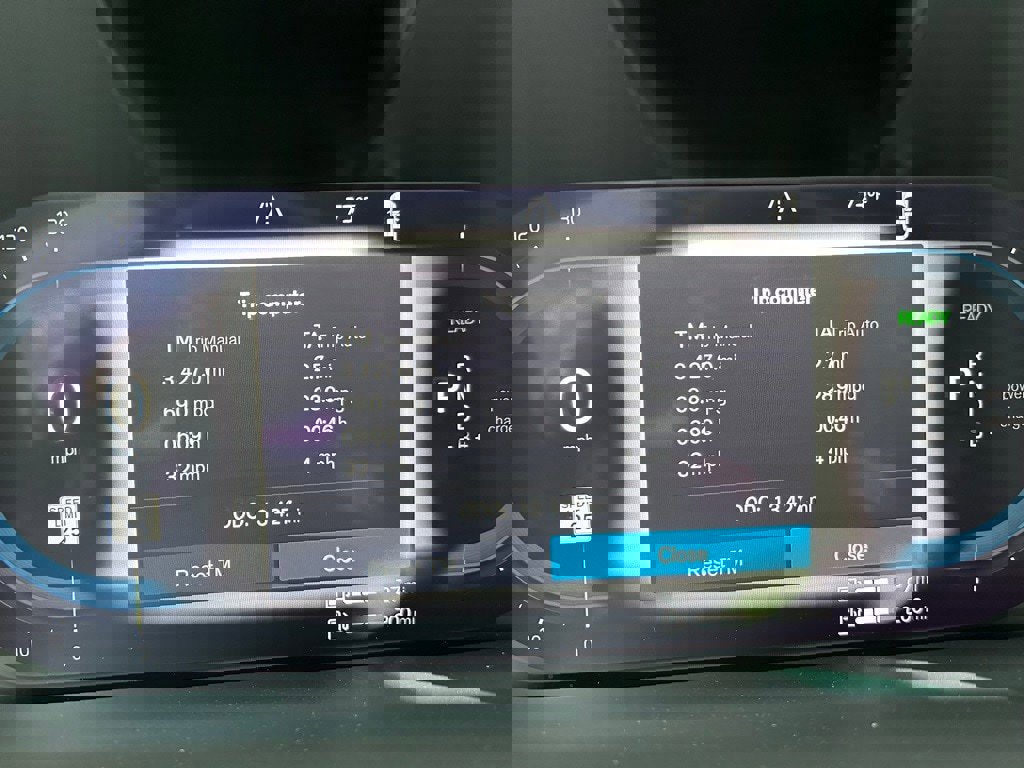 Certified 2024 Volvo XC60 T8 Ultimate w/ Protection Package Premier image 33