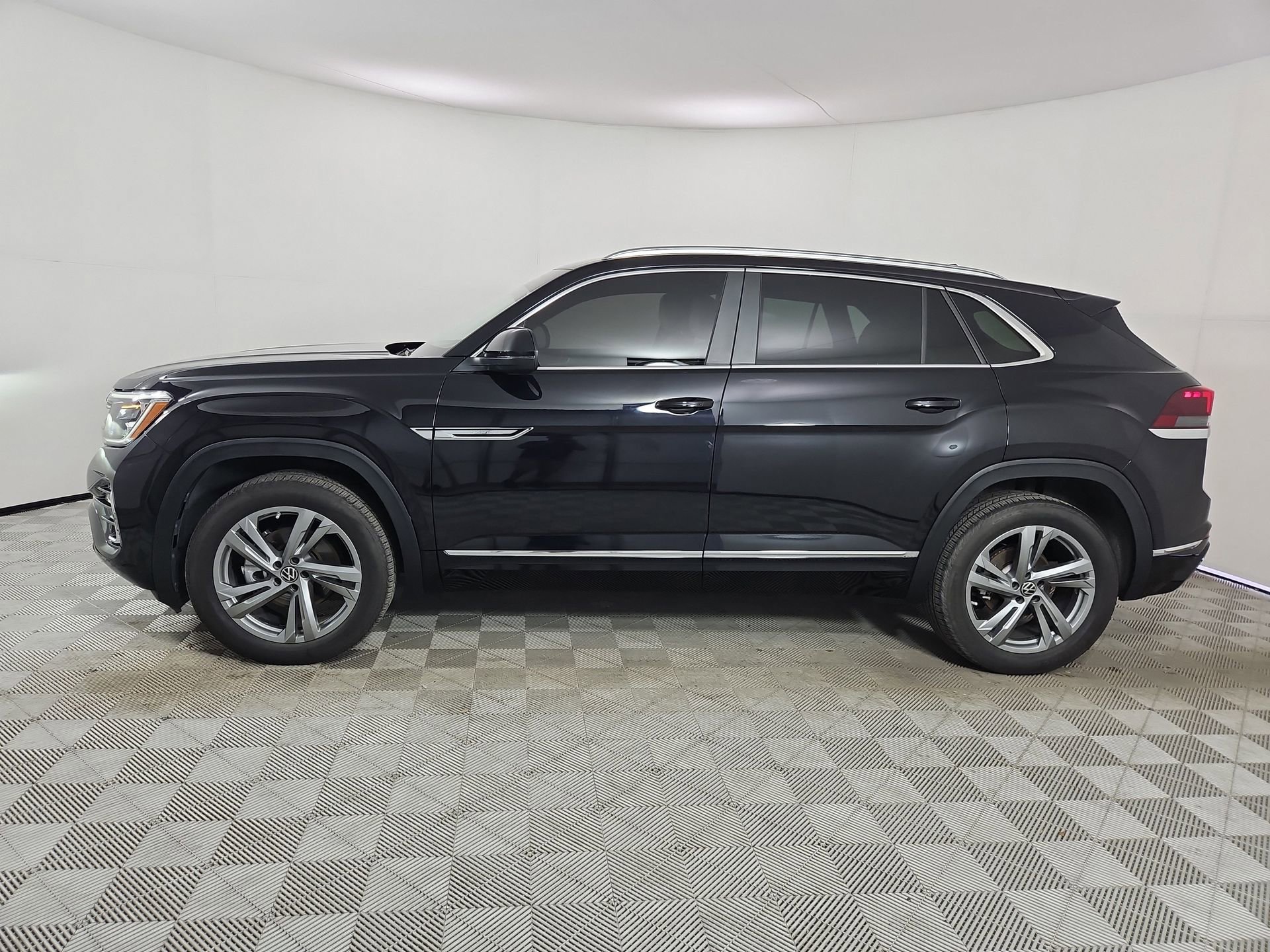 Used 2024 Volkswagen Atlas Cross Sport SEL R-Line AWD/4WD image 4