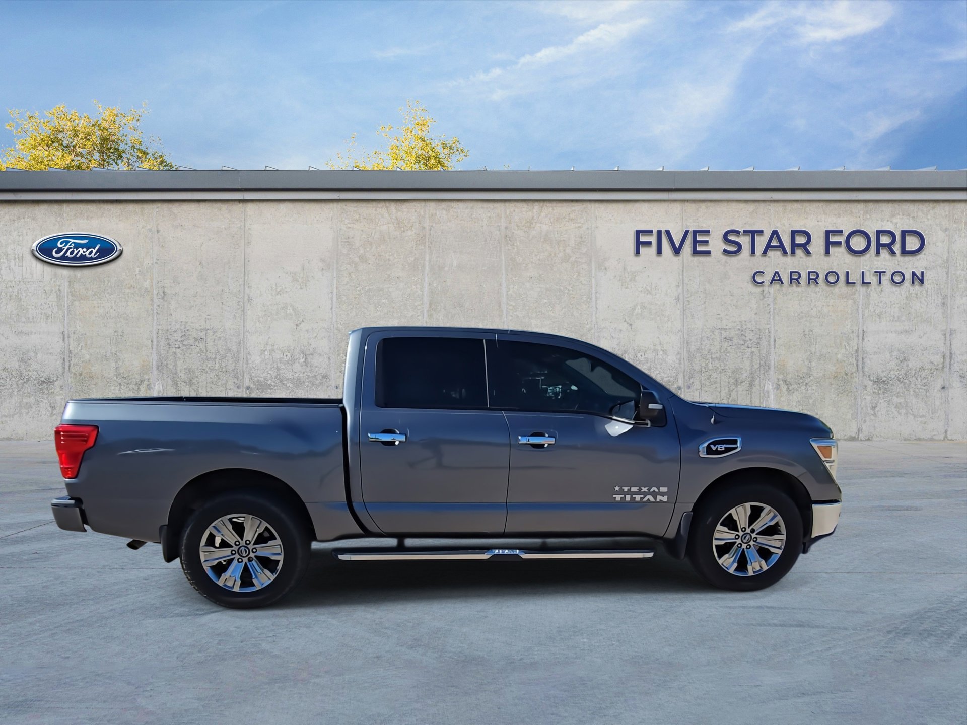 Used 2017 Nissan Titan SV image 9