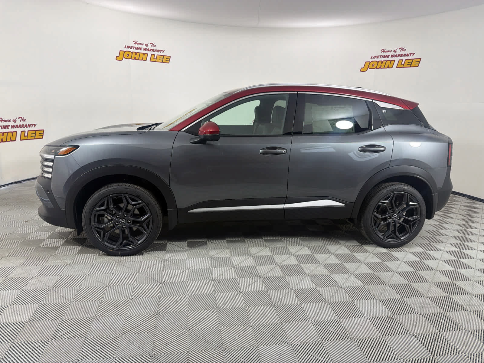 New 2026 Nissan Kicks SR w/ SR Premium Package FWD image 2