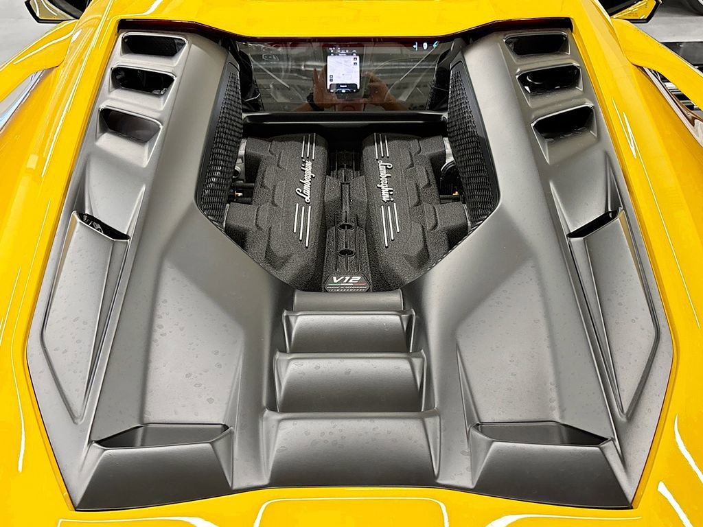 Used 2025 Lamborghini Revuelto image 19