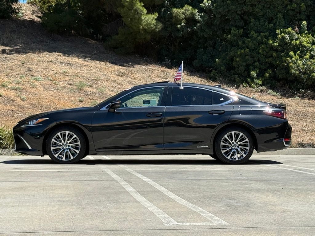 Certified 2021 Lexus ES 300h w/ Premium Package FWD image 9