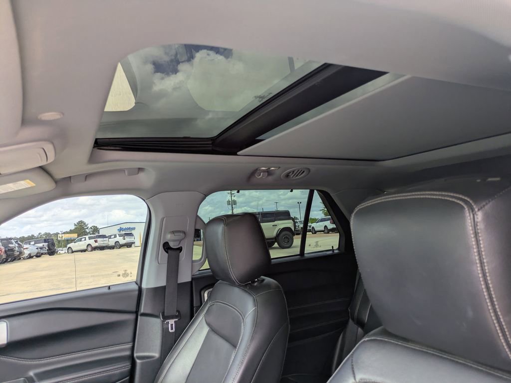 Used 2022 Ford Explorer Limited w/ Equipment Group 301A image 9