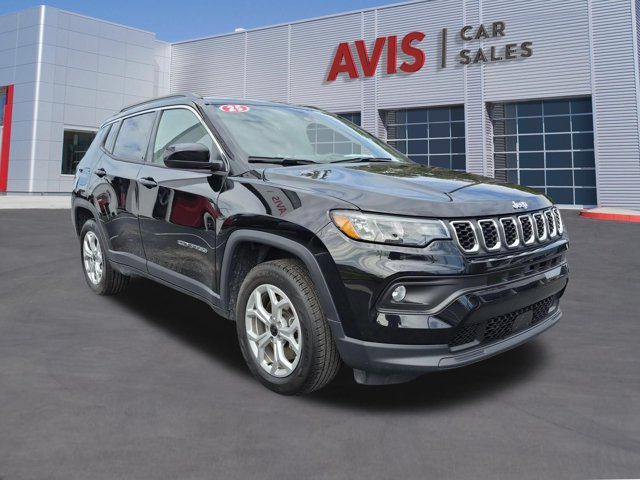 Used 2025 Jeep Compass Latitude w/ Sun & Sound Group AWD/4WD image 3