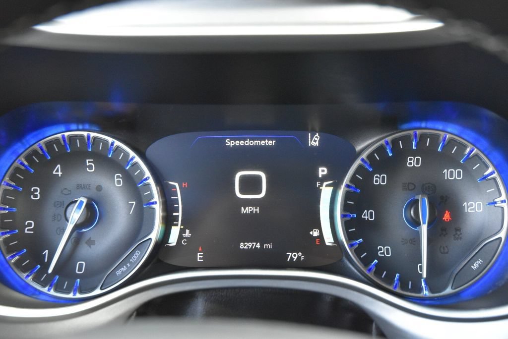 Used 2021 Chrysler Pacifica Touring-L w/ Uconnect Theater Family Group FWD image 17