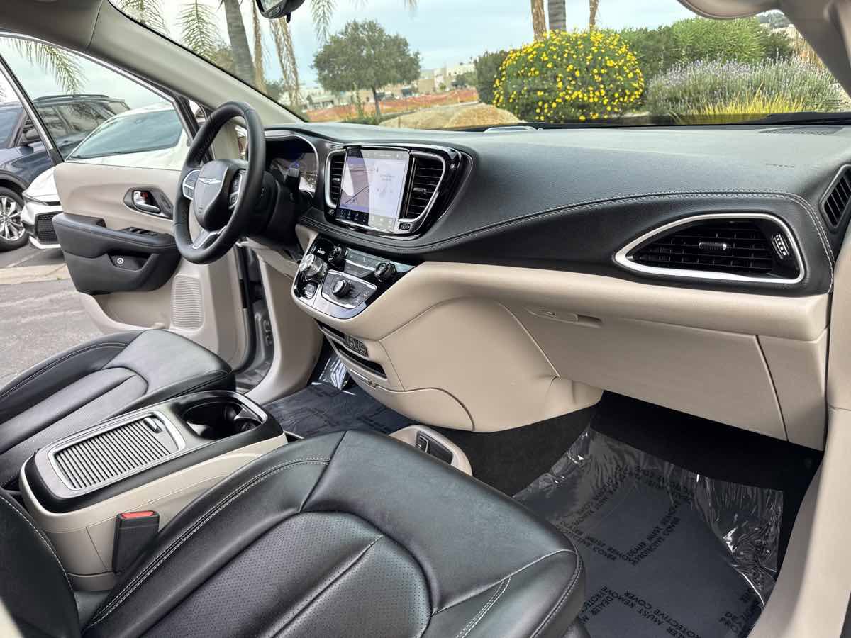 Used 2024 Chrysler Pacifica Select FWD image 26