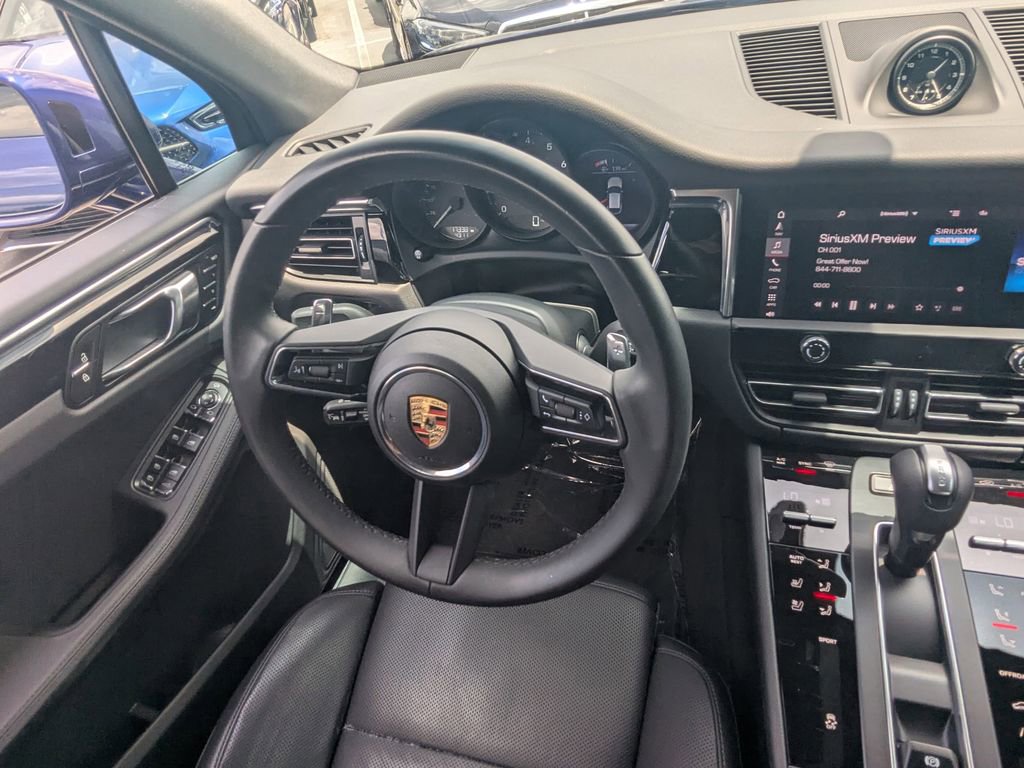 Used 2025 Porsche Macan AWD/4WD image 3
