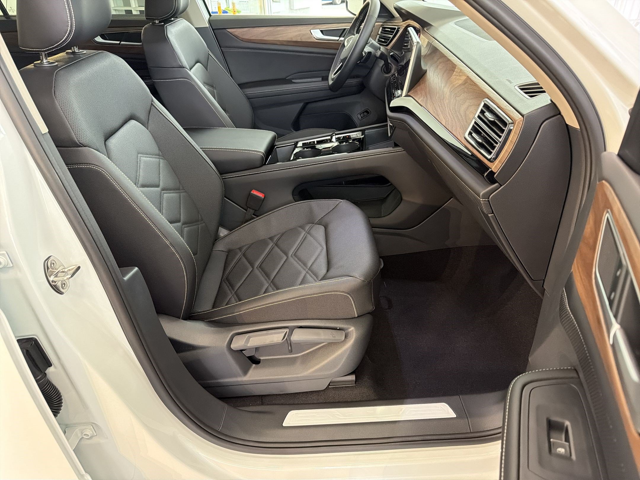 New 2026 Volkswagen Atlas SE FWD image 31