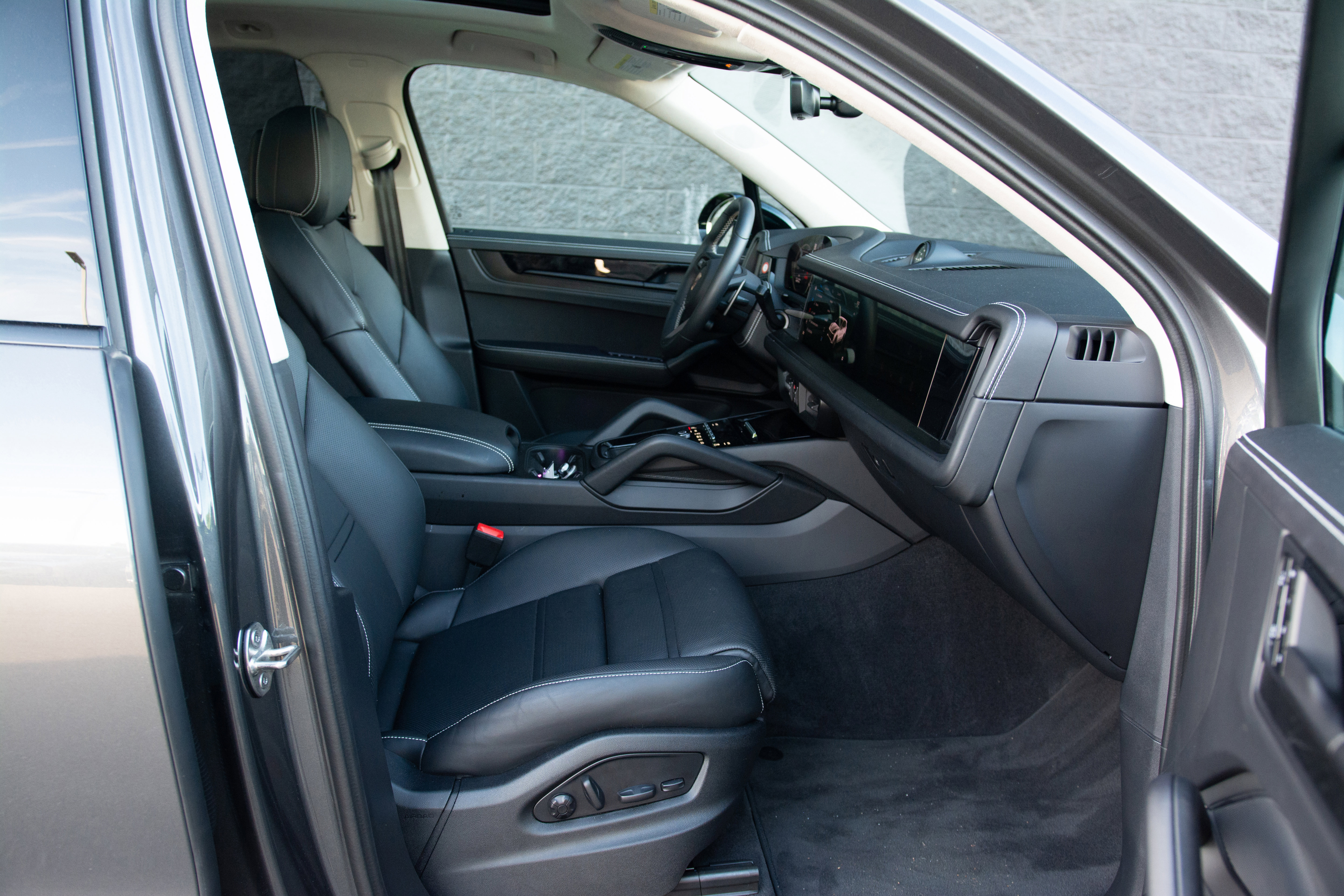 Certified 2025 Porsche Cayenne GTS image 25