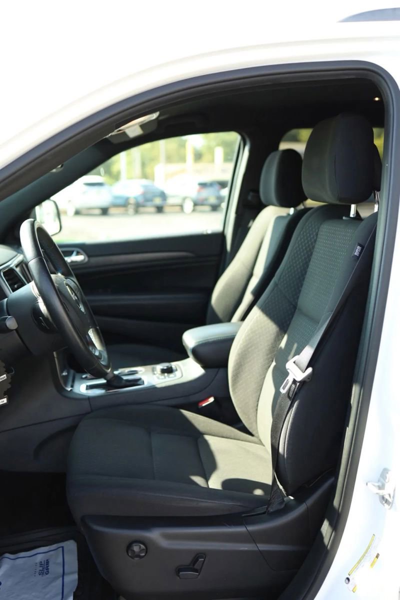 Used 2018 Jeep Grand Cherokee Laredo image 14