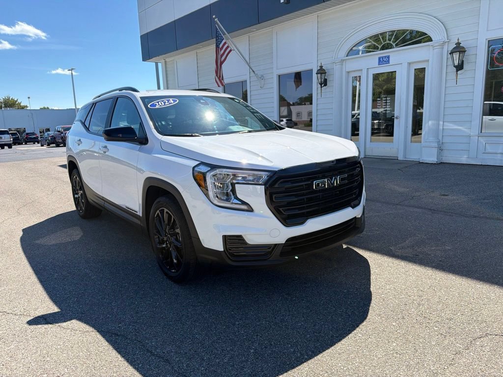 Certified 2024 GMC Terrain SLE w/ Driver Convenience Package FWD image 3