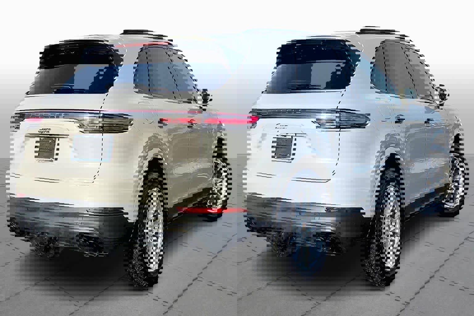 Certified 2022 Porsche Cayenne Platinum Edition image 24