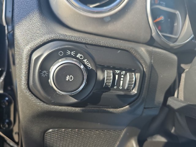 Used 2019 Jeep Wrangler Unlimited Sahara w/ Cold Weather Group AWD/4WD image 27