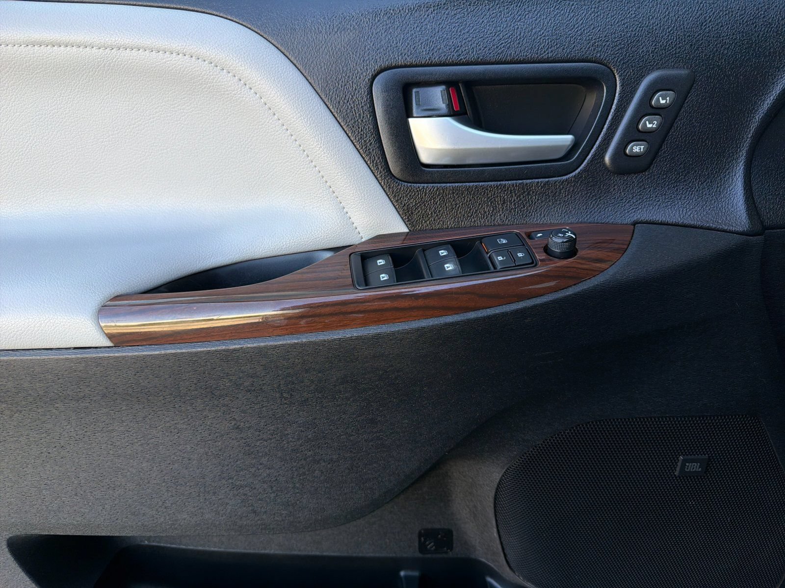 Used 2015 Toyota Sienna Limited Premium FWD image 10