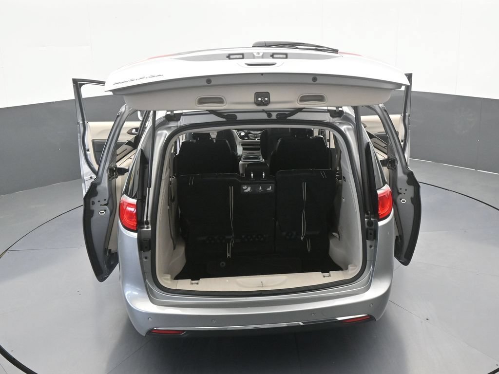 Used 2017 Chrysler Pacifica Touring-L FWD image 67