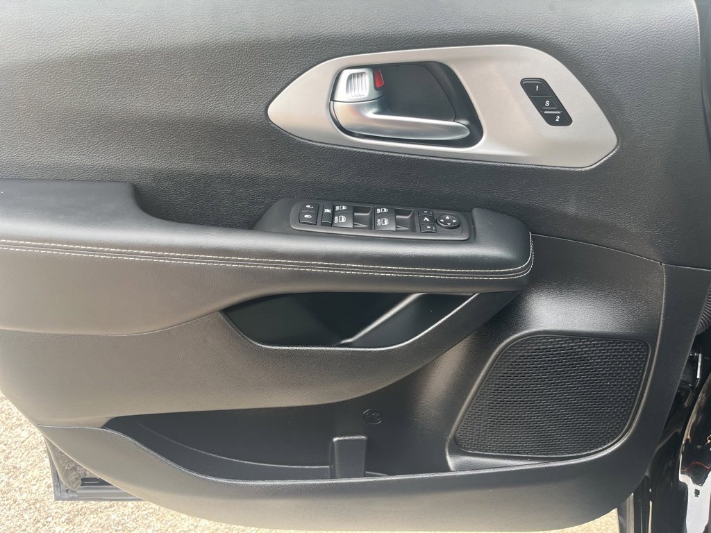 Used 2025 Chrysler Pacifica Limited image 11