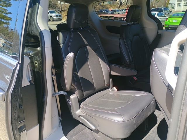Used 2022 Chrysler Pacifica Touring-L image 16