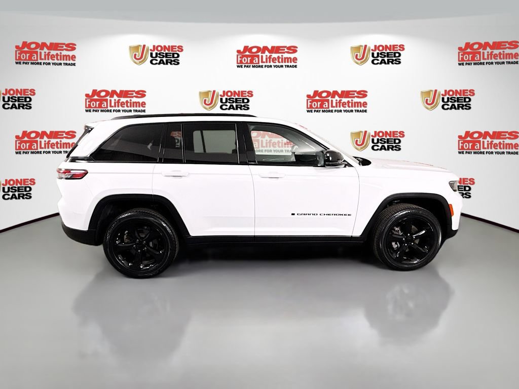 Used 2023 Jeep Grand Cherokee Altitude AWD/4WD image 17