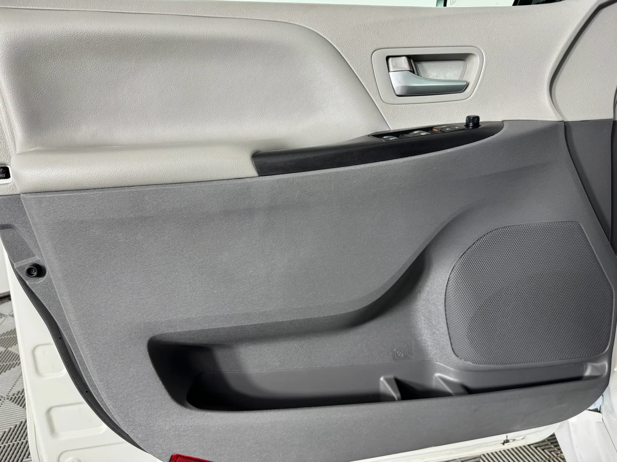 Used 2019 Toyota Sienna LE AWD/4WD image 38