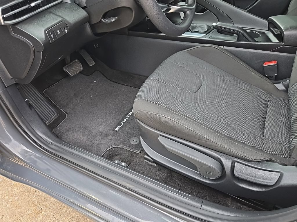 Used 2025 Hyundai Elantra SE FWD image 36