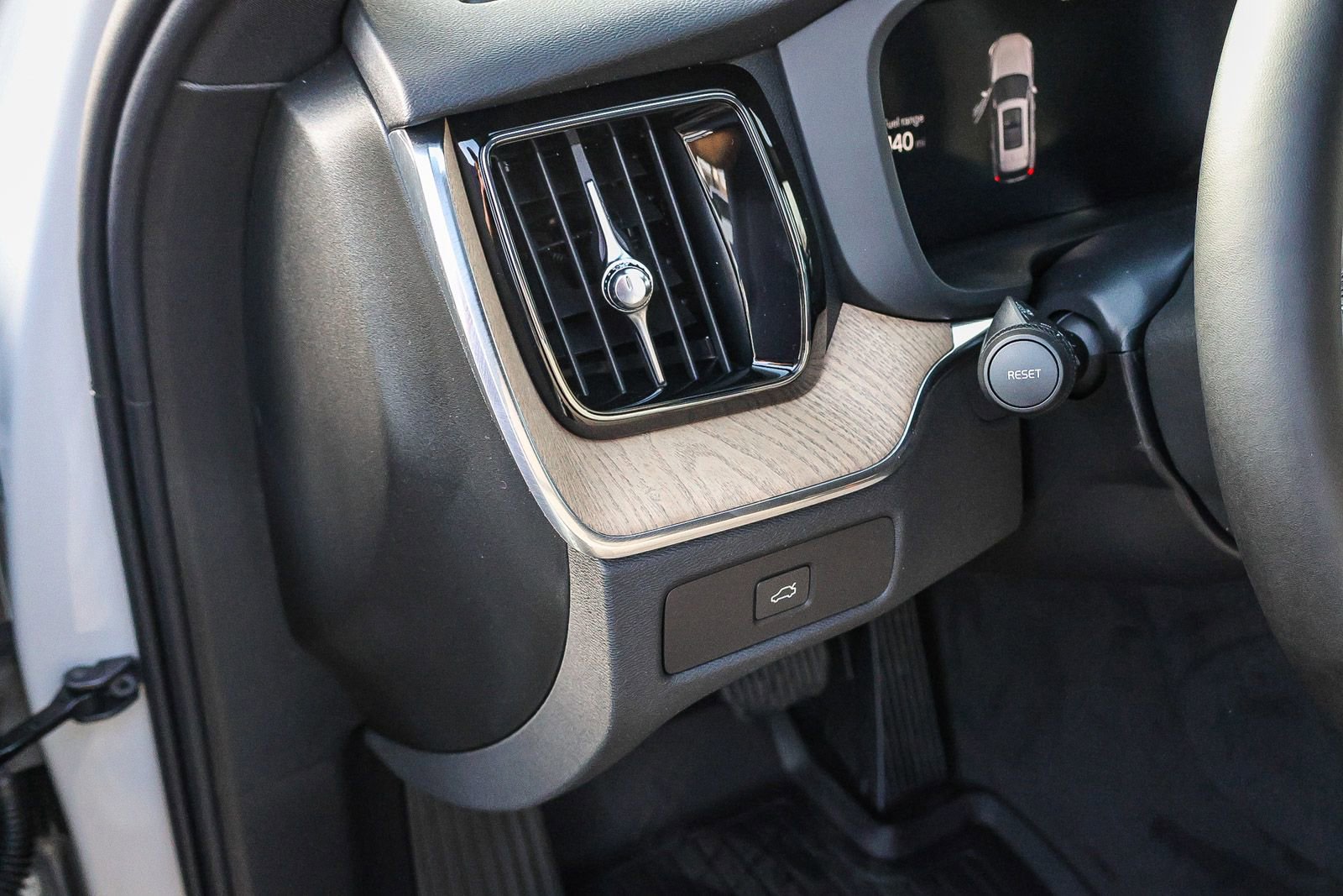 New 2026 Volvo XC60 B5 Plus w/ Climate Package image 32