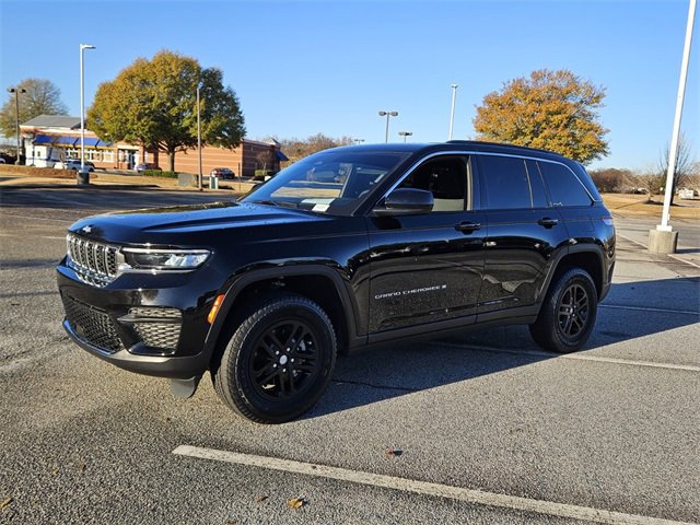 Used 2025 Jeep Grand Cherokee Laredo image 3