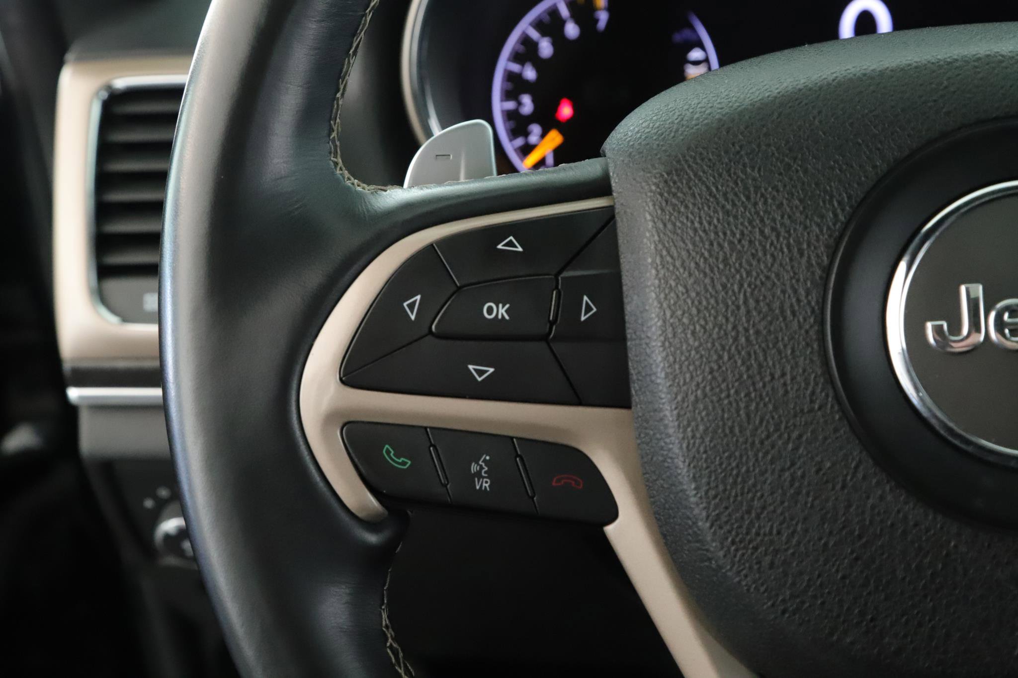 Used 2017 Jeep Grand Cherokee Limited image 10