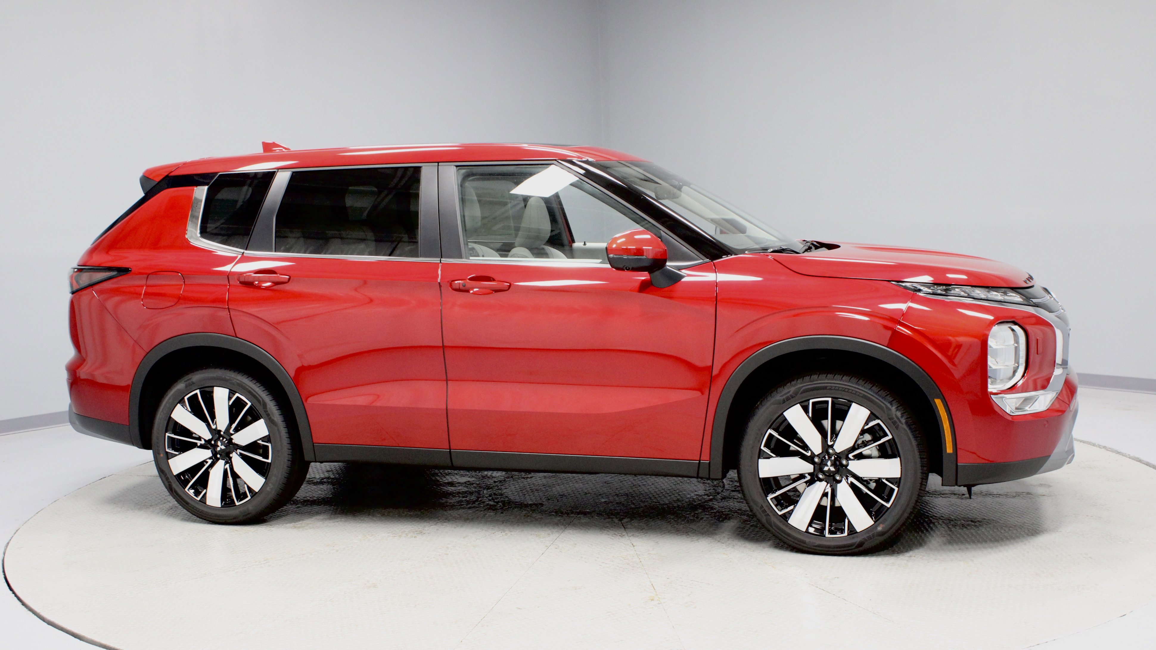 New 2025 Mitsubishi Outlander SE image 9