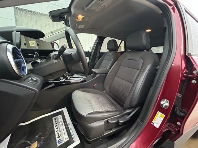 Used 2025 Chevrolet Trax LT w/ LT Convenience Package image 13