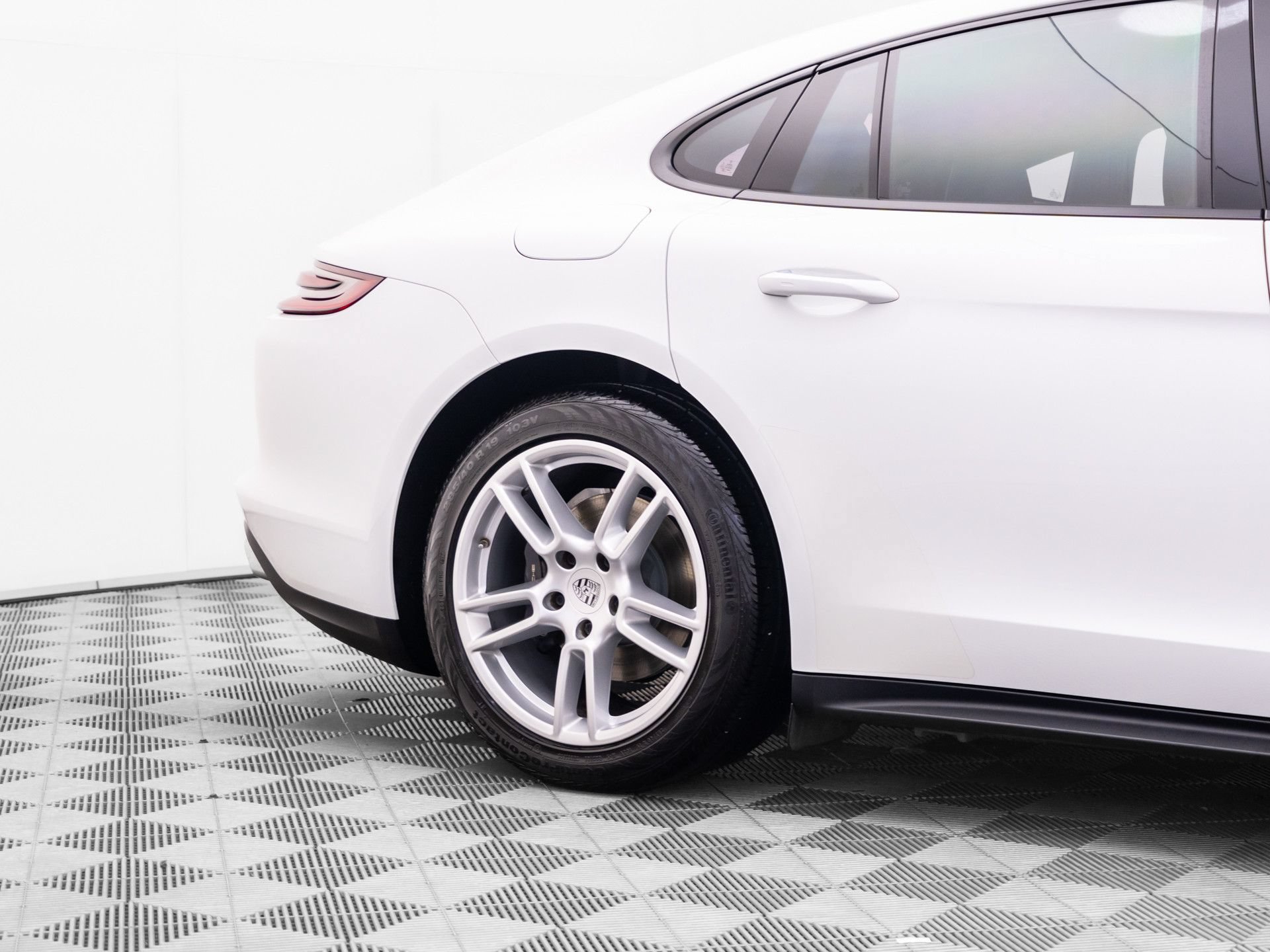 Used 2018 Porsche Panamera 4 AWD/4WD image 31