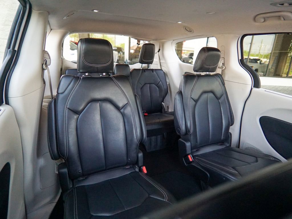 Used 2023 Chrysler Pacifica Touring-L FWD image 34
