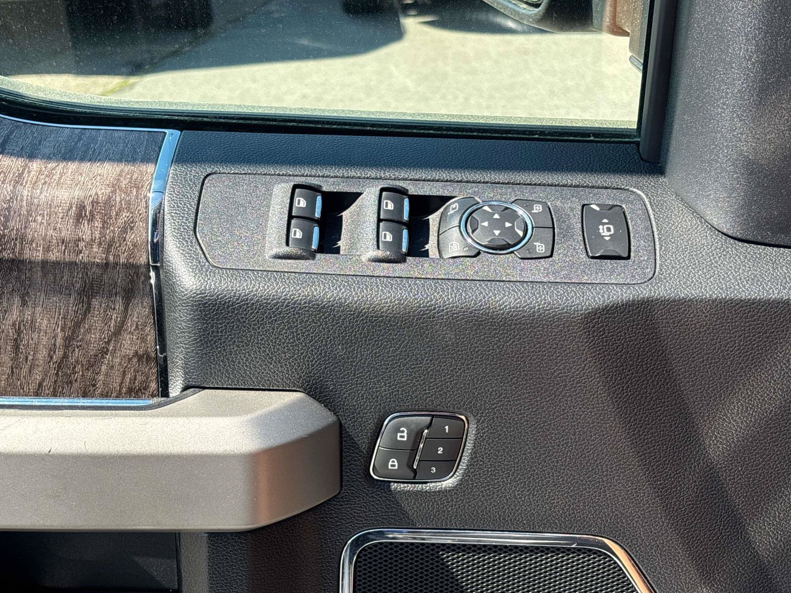 Used 2019 Ford F350 Lariat w/ Lariat Ultimate Package AWD/4WD image 19