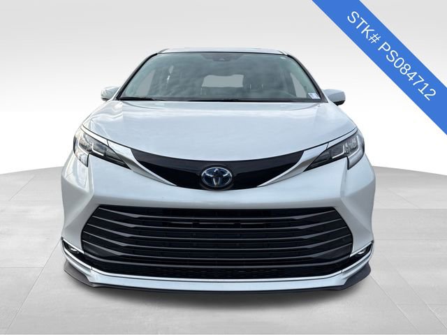 Used 2023 Toyota Sienna Limited image 2
