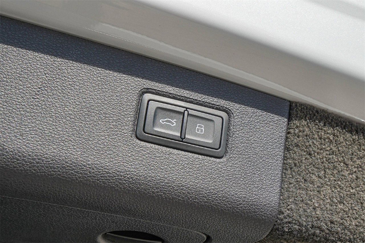 Used 2023 Bentley Bentayga image 44