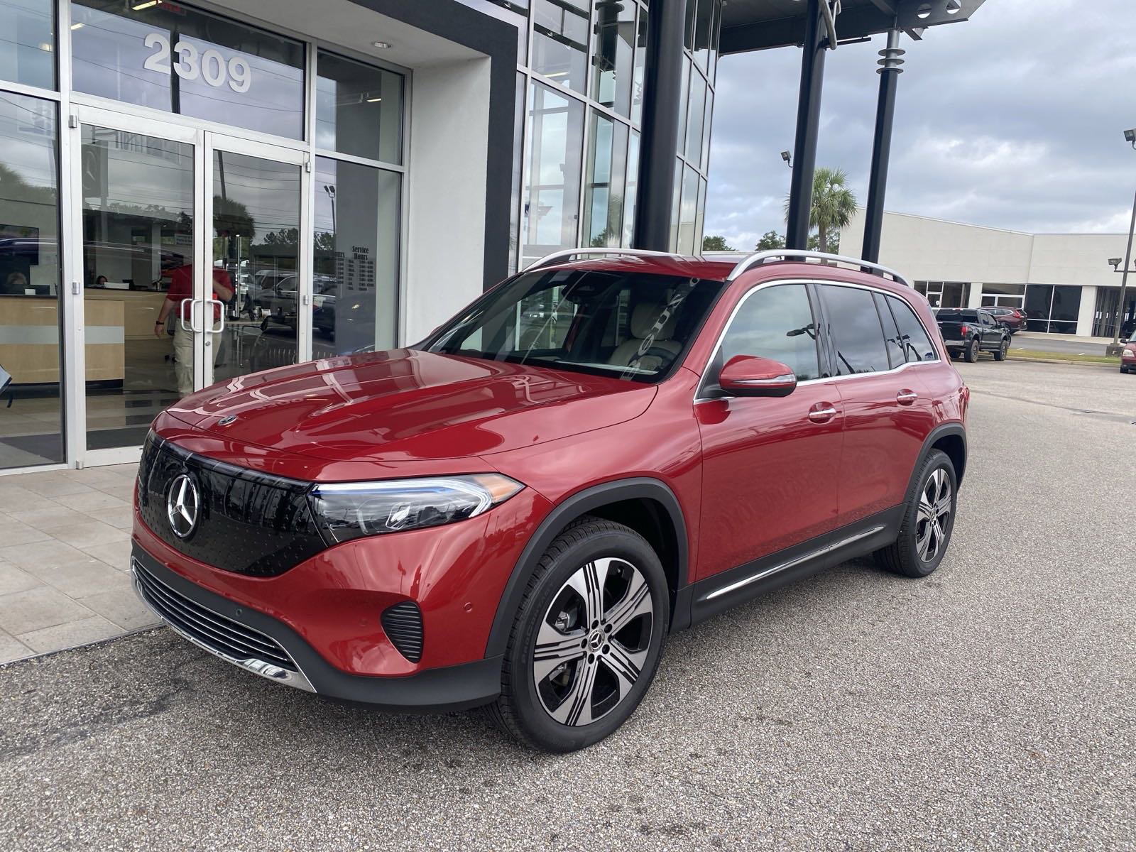 New 2024 Mercedes-Benz EQB 300 4MATIC image 1