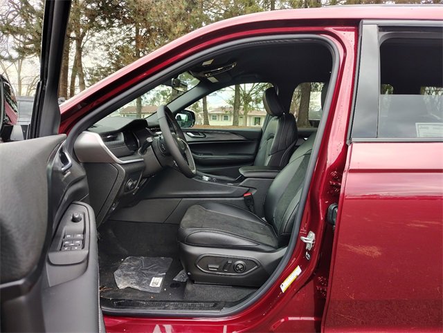 New 2025 Jeep Grand Cherokee L Laredo image 2