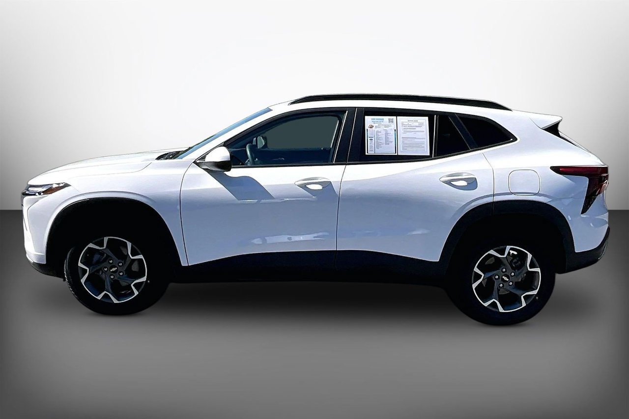 Used 2025 Chevrolet Trax LT FWD image 5